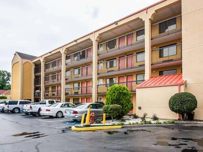 Econo Lodge Inn & Suites