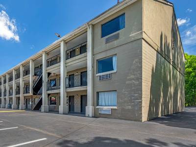 Econo Lodge Inn & Suites I-64 & US 13