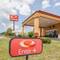 Econo Lodge Inn & Suites