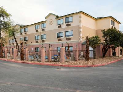 Days Inn and Suites San Antonio North/Stone Oak