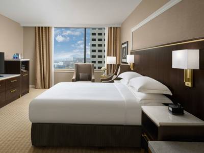 Hilton Indianapolis Hotel & Suites