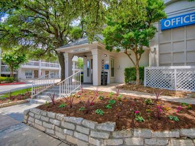 Studio 6 San Antonio - Six Flags