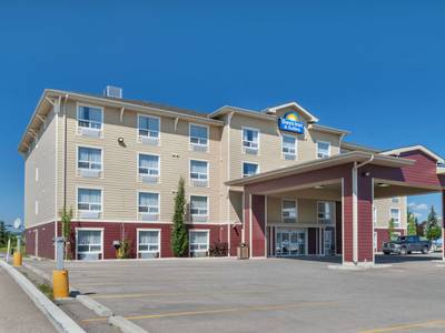 Days Inn & Suites by Wyndham Cochrane