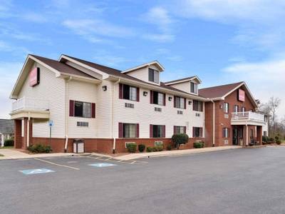 Econo Lodge Inn & Suites