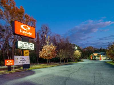 Econo Lodge Inn & Suites