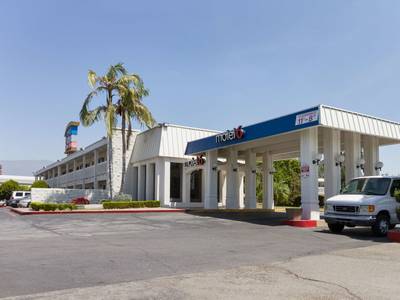 Motel 6 Claremont