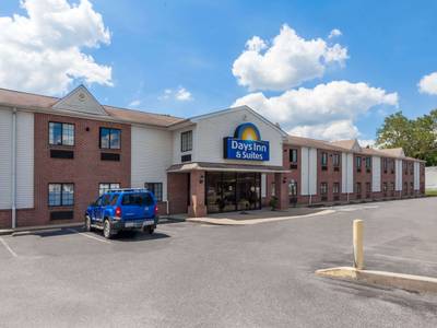 Days Inn & Suites Cambridge