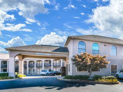 Econo Lodge Inn & Suites