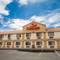 Econo Lodge Inn & Suites