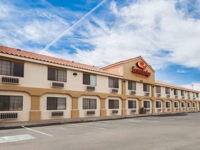 Econo Lodge Inn & Suites