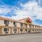 Econo Lodge Inn & Suites