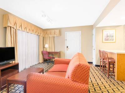 Hawthorn Suites by Wyndham Wichita East