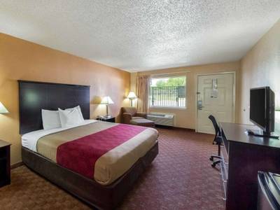 Econo Lodge Inn & Suites Downtown Northeast