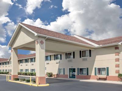 Super 8 Motel - Three Rivers