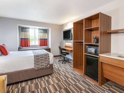 Econo Lodge Inn & Suites