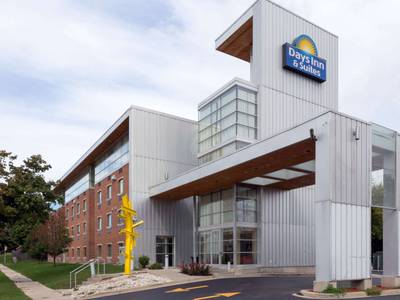 Days Inn & Suites Milwaukee