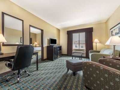 Days Inn and Suites Mineral Wells