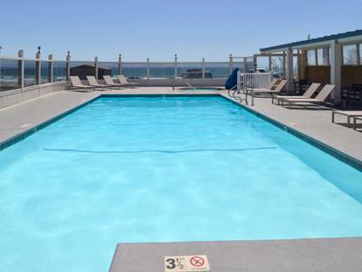 Edgewater Inn & Suites