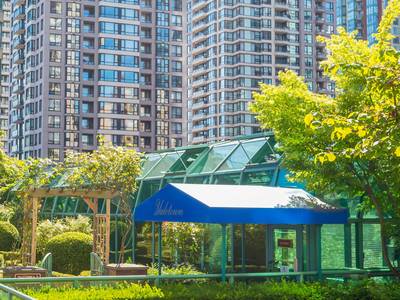 Rosedale on Robson Suite Hotel