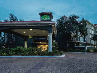 La Quinta Inn & Suites Houston Bush IAH South