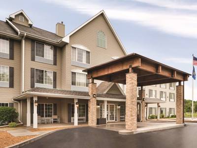 Country Inn & Suites by Radisson, West Bend, WI