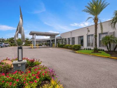 Clarion Inn & Suites Orlando near Theme Parks Hotel