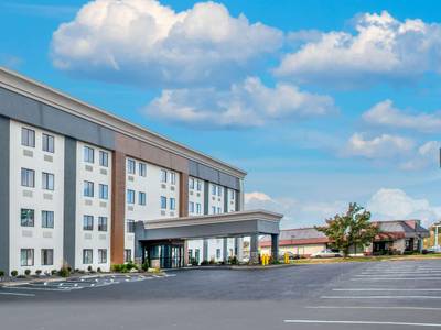 La Quinta Inn & Suites St. Louis Hazelwood - Airport North