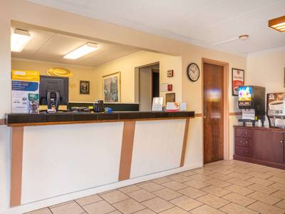 Econo Lodge Inn & Suites