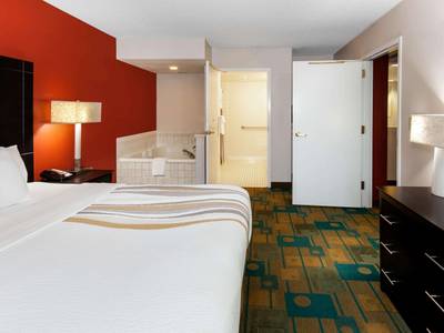 La Quinta Inn & Suites Milwaukee Bayshore Area