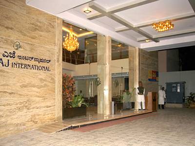 AJ International (Foto)