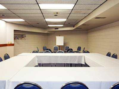 Econo Lodge Inn & Suites