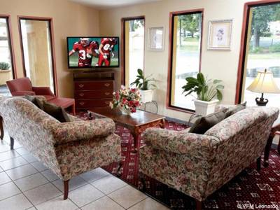Econo Lodge Inn & Suites