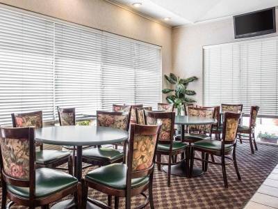 Econo Lodge Inn & Suites Fort Jackson Area