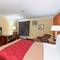 Econo Lodge Inn & Suites