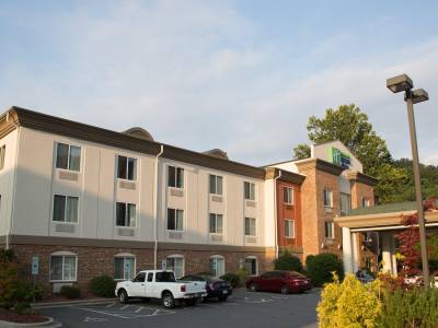 Holiday Inn Express & Suites Cherokee / Casino