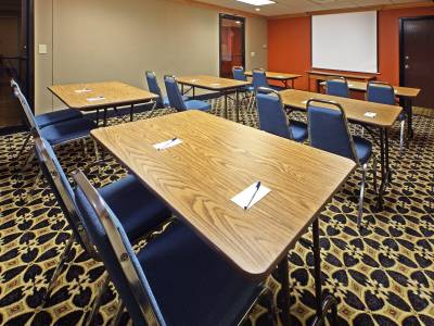 Holiday Inn Express Hotel & Suites Fayetteville - Univ of AR Area