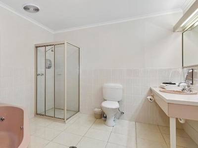 Golden Square Motor Inn