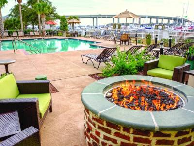 Courtyard Charleston Waterfront