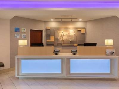 Holiday Inn Express Hotel & Suites