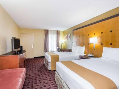 Baymont Inn & Suites Pensacola