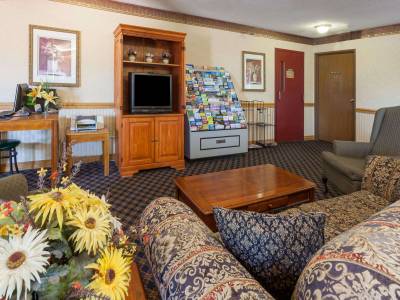 Days Inn and Suites Dundee