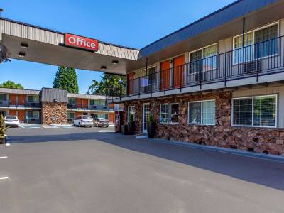 Econo Lodge & Suites