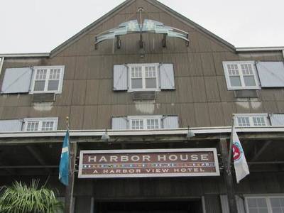 Harbor House Hotel & Marina At Pier 21