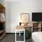 Holiday Inn Express Hotel & Suites Lansing - Leavenworth