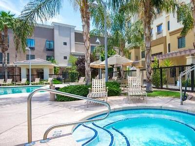 Holiday Inn Express & Suites Phoenix-Glendale