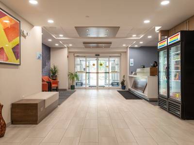 Holiday Inn Express Hotel & Suites