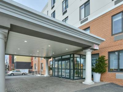 Holiday Inn Express Staten Island West