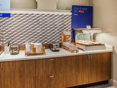 Holiday Inn Express Hotel & Suites N - Exec Airport