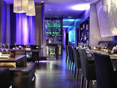 Renaissance Paris Arc de Triomphe