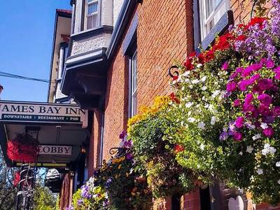 James Bay Inn Hotel, Suites & Cottage